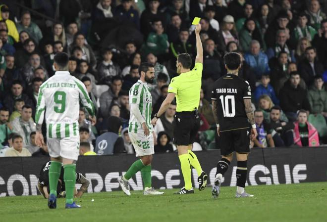 Isco recibe la amarilla ante el Vitoria Guimaraes (Foto: Kiko Hurtado).