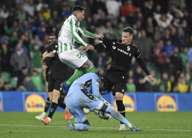 El choque del Chimy Ávila (Foto: Kiko Hurtado).