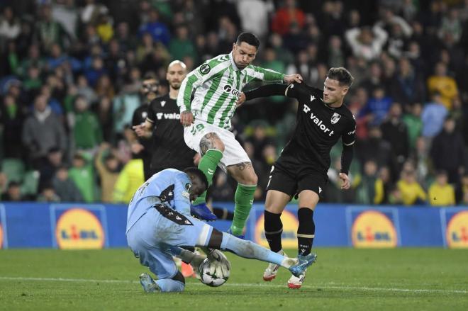 El choque del Chimy Ávila (Foto: Kiko Hurtado).