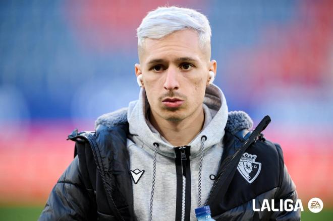 Bryan Zaragoza saluda a la afición tras un partido con Osasuna (FOTO: Europa Press).