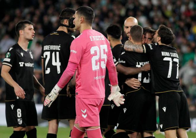 Fran Vieites, ante el Vitoria Guimaraes (Foto: Cordon Press).