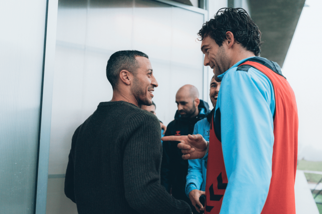 Thiago Alcántara saluda a Marcos Alonso en Afouteza (Foto: RC Celta).