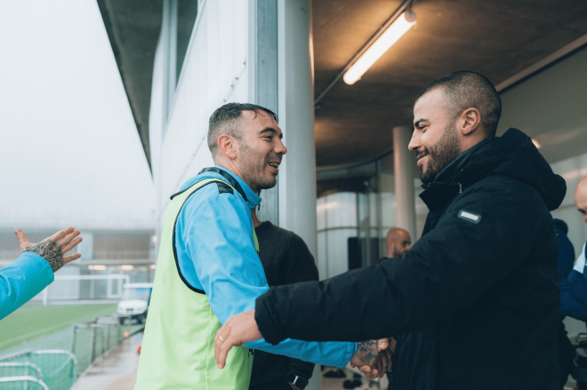 Rafinha Alcántara saluda a Iago Aspas en Afouteza (Foto: RC Celta).