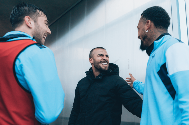 Rafinha habla con Jailson e Iker Losada en Afouteza (Foto: RC Celta).