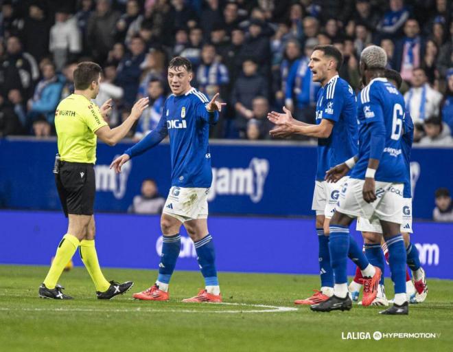 Fede Viñas protesta durante un partido del Real Oviedo (Foto: LALIGA).