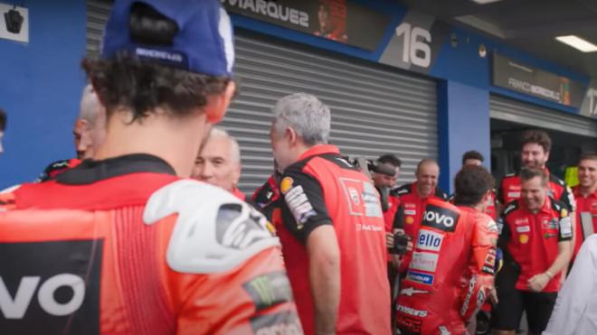 Pecco Bagnaia, viendo cómo Marc Márquez celebra su victoria en el GP de Tailandia.