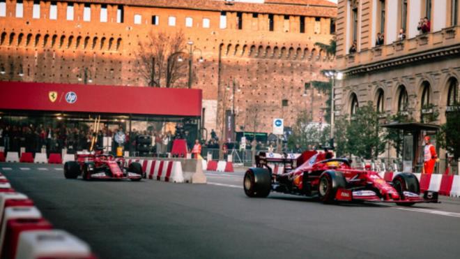 Lewis Hamilton y Charles Leclerc, en un evento con Ferrari