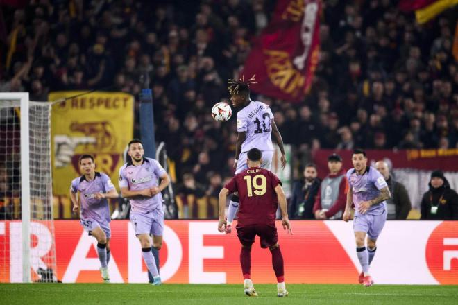 Salto de Nico Williams en el Estadio Olímpico de Roma (Foto: Athletic Club).