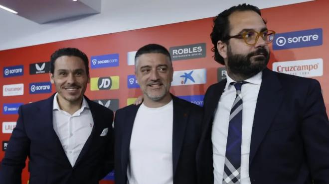 García Pimienta, junto a Víctor Orta y Del Nido Carrasco (Foto: EFE).