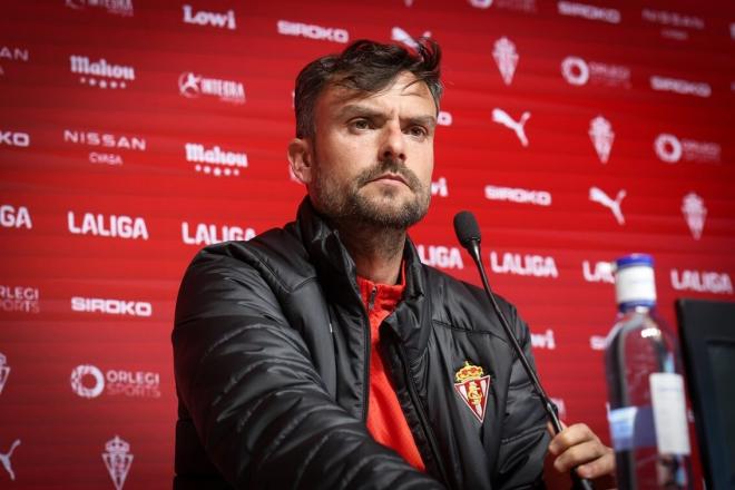 Rubén Albés, en rueda de prensa (Foto: Real Sporting).