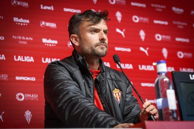 Rubén Albés, en rueda de prensa (Foto: Real Sporting).