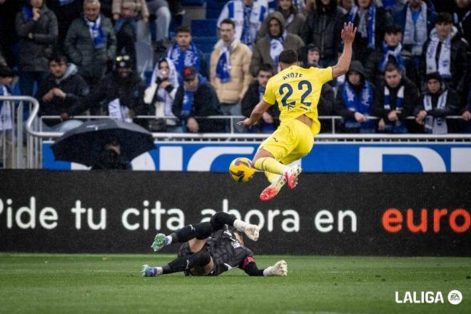 Jugada entre Sivera y Ayoze en el Alavés-Villarreal (FOTO: LALIGA).