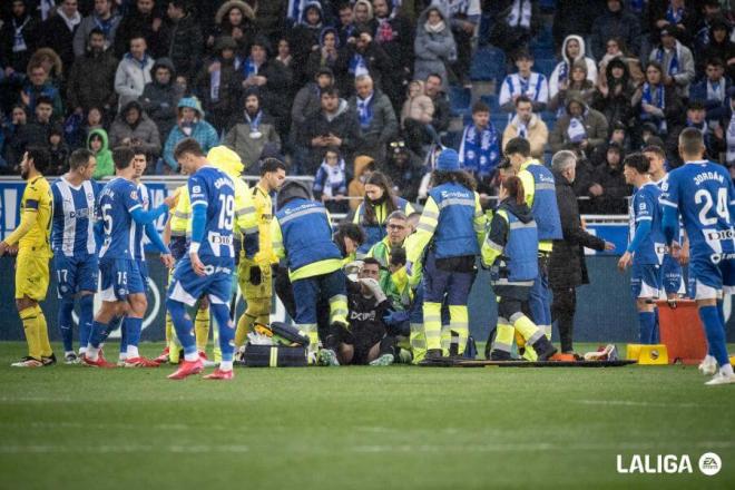 Sivera, atendido por los servicios médicos en el Alavés-Villarreal (FOTO: LALIGA).