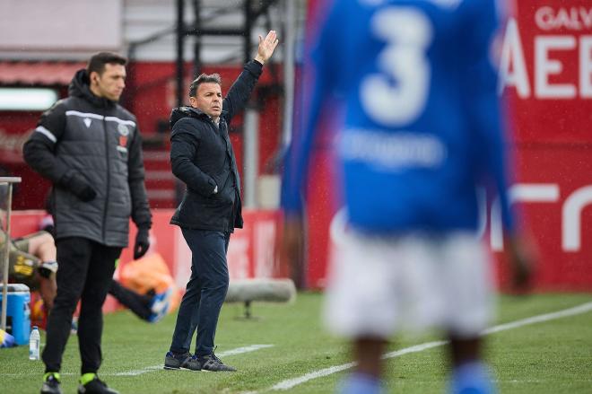 Javi Calleja, durante el Mirandés-Oviedo (Foto: LaLiga).