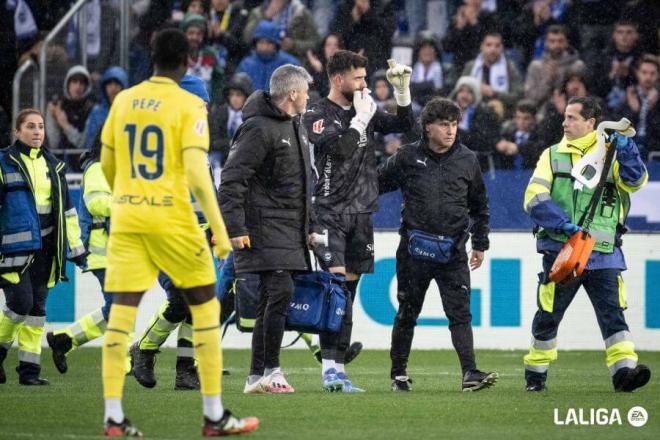 Sivera abandona el terreno de juego en el Alavés-Villarreal (FOTO: LALIGA).