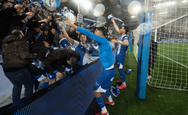 Celebración del Deportivo Alavés tras ganar al Villarreal (FOTO: @Alaves).