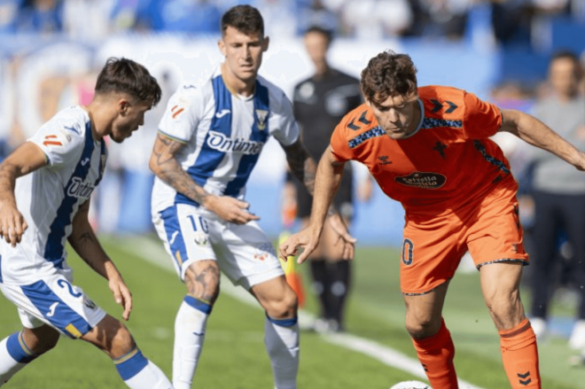 Marcos Alonso ante Raba y Altimira (Foto: LaLiga).