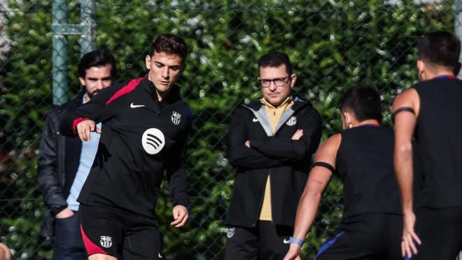 Gavi, junto a Carles Miñarro en un entrenamiento del Barcelona (Europa Press)