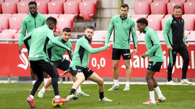 Nico Williams y Oihan Sancet, entrenando con el equipo en Lezama; toca ir a por la remontada ante la AS Roma (Foto: Athletic Club).