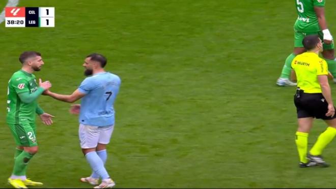 Borja Iglesias charla con Nastasic (Foto: DAZN).