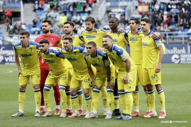 Javi Ontiveros posa con los jugadores del Cádiz en La Rosaleda. (Foto: LALIGA)