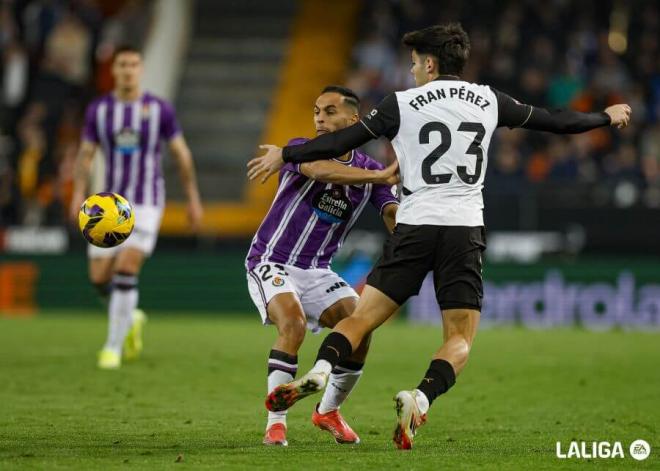 Anuar Tuhami pugna con Fran Pérez.