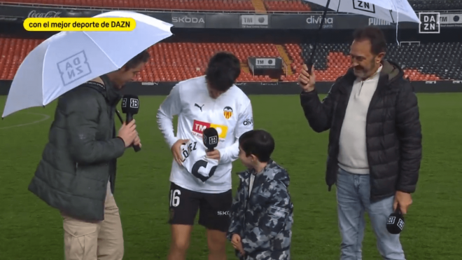 Diego López sorprende a un pequeño aficionado del Valencia.