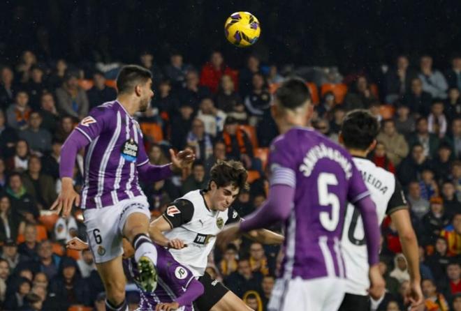 Cenk despeja la pelota ante el Valencia.