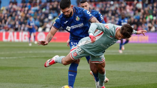 Domingos Duarte ante Giuliano Simeone en el Getafe-Atlético (foto: EFE)