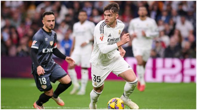 Raúl Asensio frente a Álvaro García, durate el Real Madrid - Rayo (foto: Cordon Press).