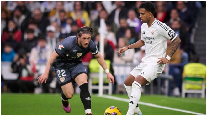 Rodrygo Goes, ante Pacha Espino, en el Real Madrid - Rayo (foto: Cordon Press).