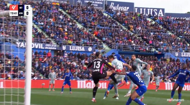 Cuadra Fernández pita penalti por mano de Alderete y el Getafe estalla