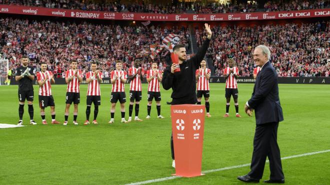 OIhan Sancet recoge su trofeo ante San mamés (Foto: Athletic Club).