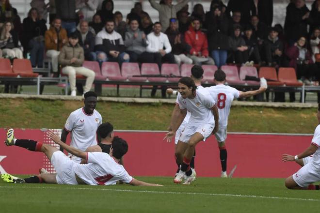 Los jugadores del Sevilla celebran el triunfo en el derbi juvenil (Foto: Kiko Hurtado)