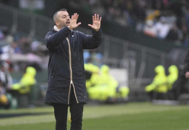 Diego Martínez, ante el Betis (Foto: Kiko Hurtado).