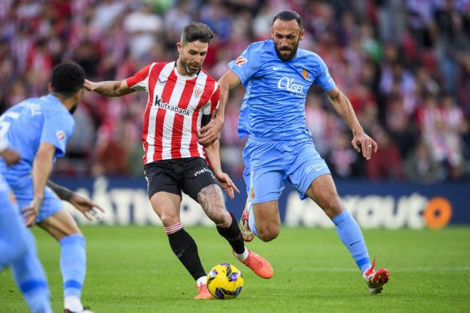 Yeary y Muriqi, en San Mamés, en una acción del partido empatado ante el RCD Mallorca (Foto: Athletic Club).