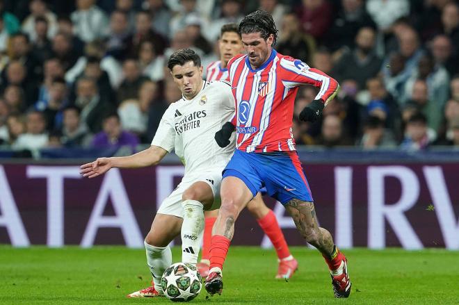 Rodrigo De Paul y Brahim en el derbi de Champions (Cordon Press)