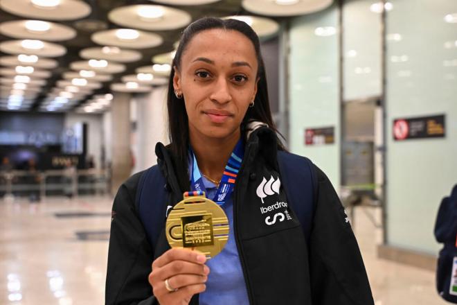 Ana Peleteiro, con el oro de Apeldoorn 2025 (Foto: EFE).