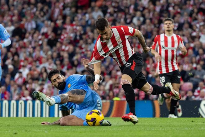 Alex Berenguer agarrado en el partido ante el Mallorca en San Mamés (Foto: Athletic Club).