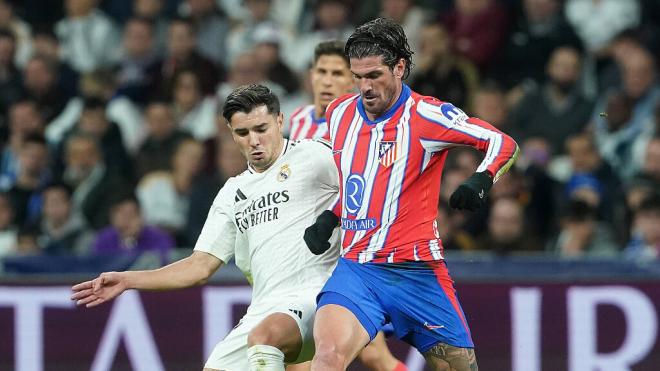 Brahim Díaz y Rodrigo de Paul durante el derbi (Fuente: Cordon Press)