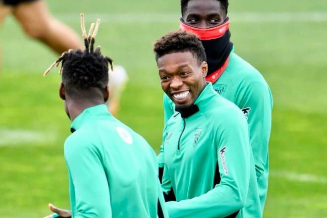 La sonrisa de Álvaro Djaló entrenando en Lezama con Nico Williams (Foto: Athletic Club).