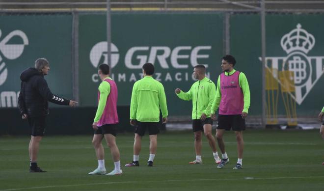 Manuel Pellegrini se dirige a Pablo García en el entrenamiento (Foto: Kiko Hurtado).