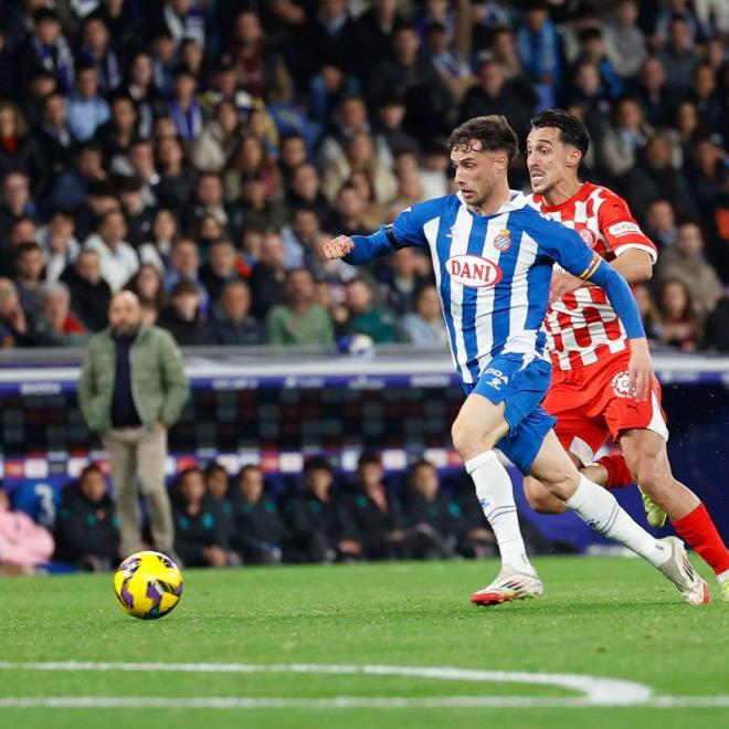 Javi Puado encara en el Espanyol-Girona (Foto: Cordon Press).