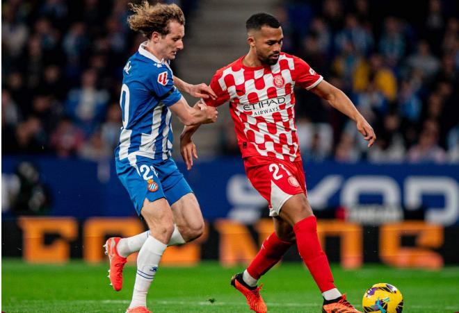 Alex Král sujeta a Yangel Herrera en el Espanyol-Girona (Foto: Cordon Press).