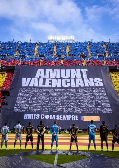 Lona solidaria en Mestalla el día del homenaje a la DANA