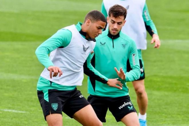 El delantero Maroan Sannadi entrenando con Beñat Prados en Lezama (Foto: Athletic Club).