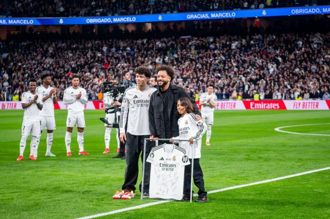 Marcelo Vieira y sus hjios en el Santiago Bernabéu (Foto: Cordon Press)