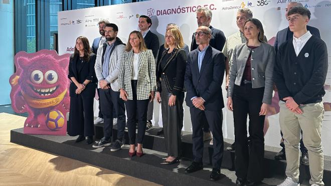 Aitor Puerta (izquierda del todo) entre los participantes del acto de 'Diagnóstico F.C.' (Foto: @AstraZenecaES)