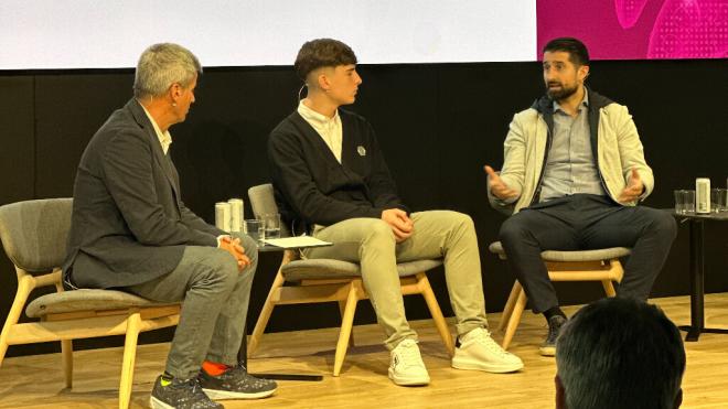 El hijo de Antonio Puerta (centro), Rubén de la Red (derecha) y Nico Abad (izquierda) en el acto de 'Diagnóstico F.C.'(Foto: @AstraZenecaES)