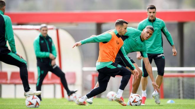 Alex Berenguer y sus compañeros entrenando esta semana en Lezama entes de medirse a la AS Roma (Foto: Athletic Club).